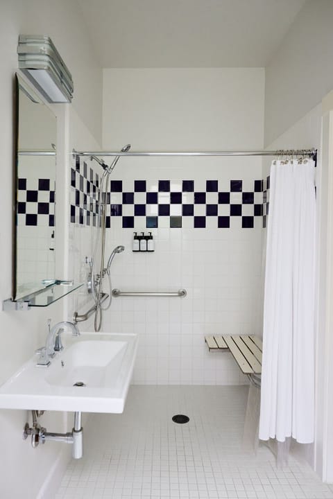 Deluxe Room, 1 Queen Bed, Accessible | Hypo-allergenic bedding, down comforters, pillowtop beds, in-room safe