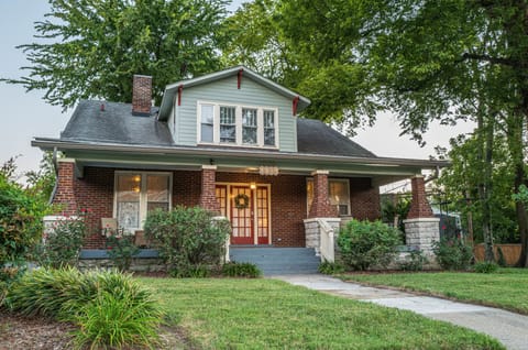 Welcome to TheAshwoodBungalow! Located in historic12South/Belmont Hillsboro.
