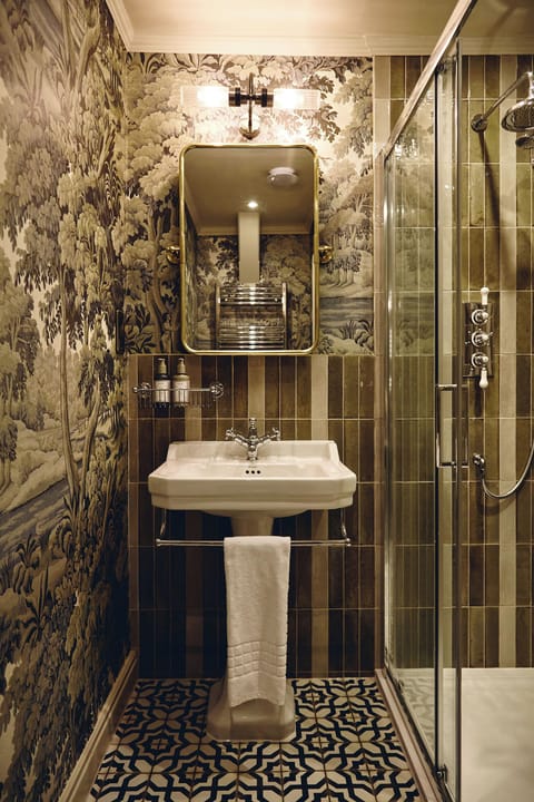 Classic Single Room | Bathroom | Shower, rainfall showerhead, hair dryer, towels