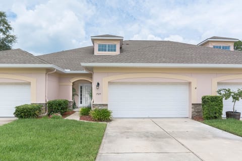 External view of this 3/2.5 new Smyrna beach Florida vacation home with a 2 Car Garage.