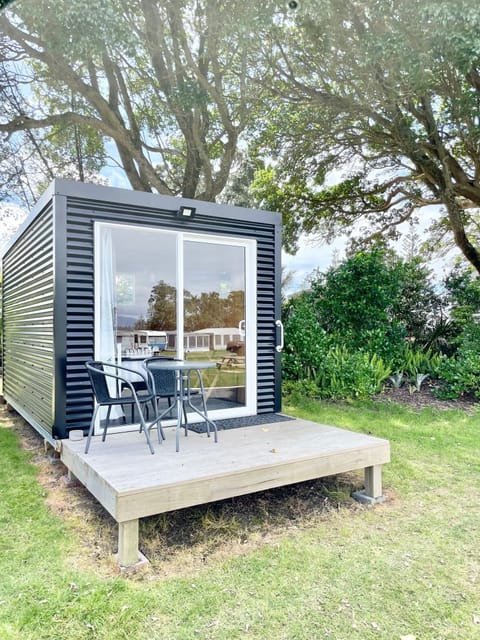 Deluxe Cabin, 1 Queen Bed | WiFi, bed sheets