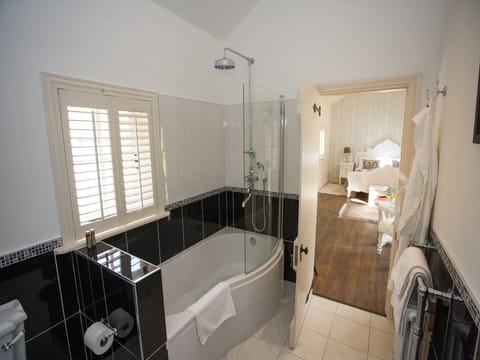 Bathroom | Separate tub and shower, rainfall showerhead, designer toiletries