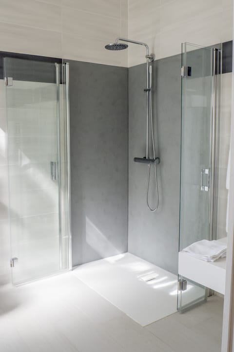 Deluxe Room, Accessible, Park View | Bathroom | Deep soaking tub, rainfall showerhead, free toiletries, hair dryer