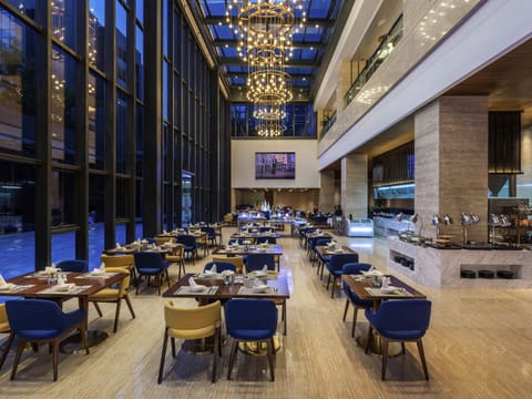 2 restaurants; breakfast, lunch, and dinner served