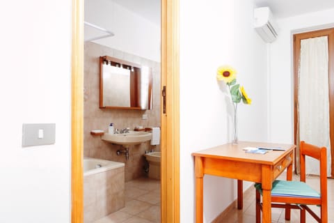 Classic Double Room | Room amenity