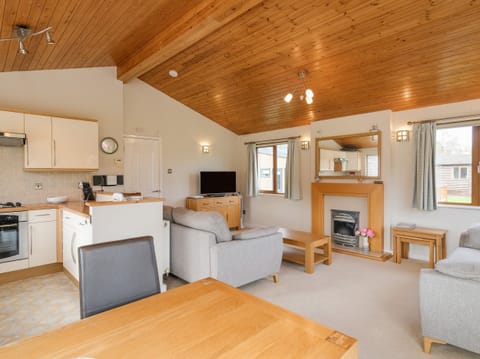 Cottage | Private kitchen | Dishwasher, electric kettle, toaster, highchair