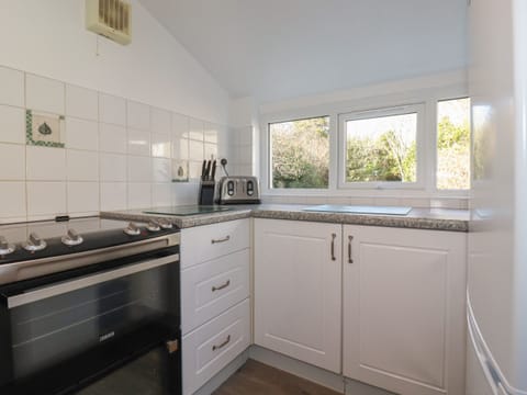 Cottage | Private kitchen | Stovetop, dishwasher, cookware/dishes/utensils