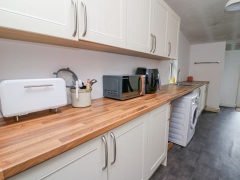 Cottage | Private kitchen | Fridge, stovetop, dishwasher, highchair