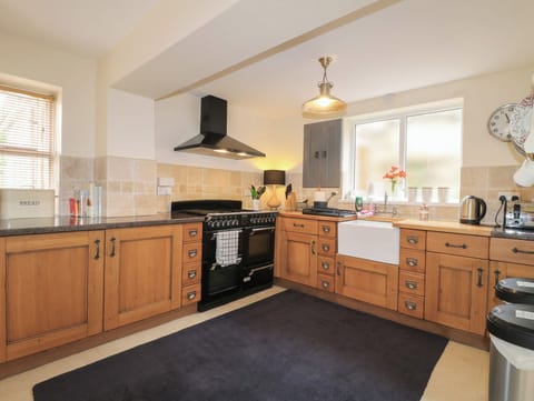 Cottage | Private kitchen | Fridge, microwave, stovetop, dishwasher