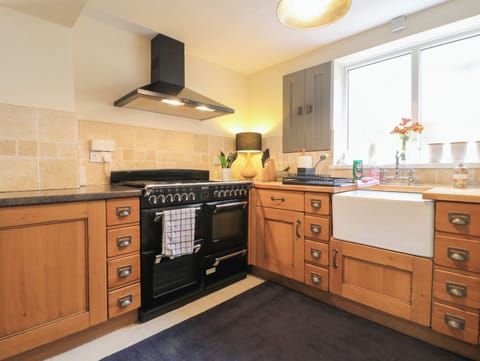 Cottage | Private kitchen | Fridge, microwave, stovetop, dishwasher