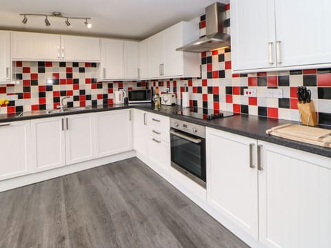 Cottage | Private kitchen | Fridge, dishwasher, highchair, cookware/dishes/utensils