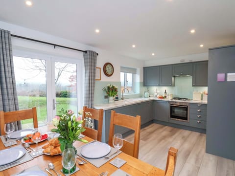 Cottage | Dining