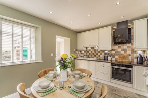 Cottage | Dining