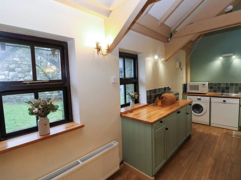 Cottage | Private kitchen | Fridge, microwave, stovetop, dishwasher