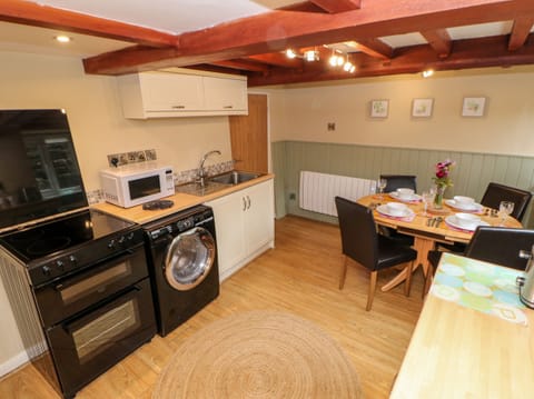 Cottage | Private kitchen | Stovetop, highchair, cookware/dishes/utensils