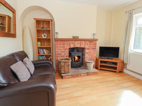 Cottage | Living area | TV