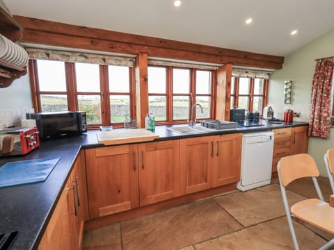 Cottage | Private kitchen | Dishwasher, cookware/dishes/utensils