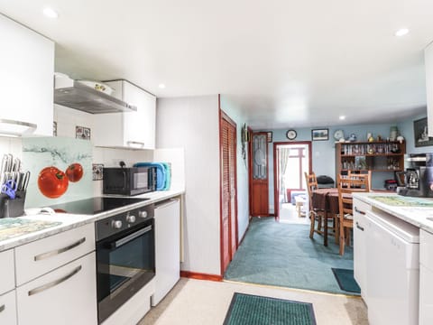 Cottage | Private kitchen | Stovetop, dishwasher, cookware/dishes/utensils