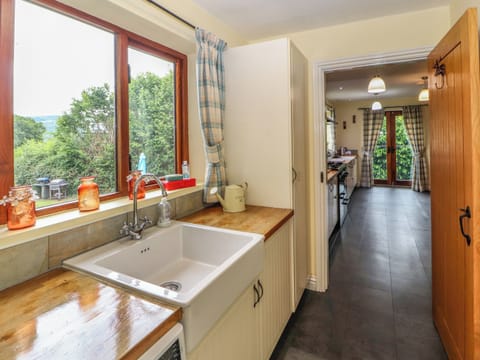 Cottage | Private kitchen | Stovetop, dishwasher, highchair, cookware/dishes/utensils