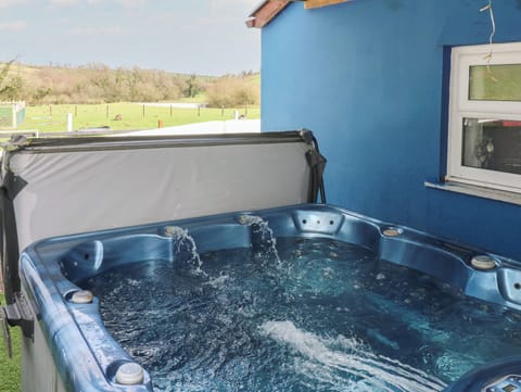 Cottage | Outdoor spa tub