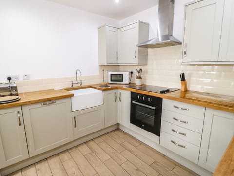 Cottage | Private kitchen | Fridge, microwave, stovetop, dishwasher