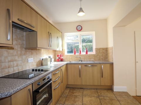 Cottage | Private kitchen | Fridge, microwave, stovetop, dishwasher