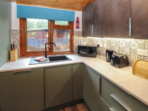 Cottage | Private kitchen | Stovetop, dishwasher, highchair, cookware/dishes/utensils