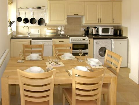 Cottage | Private kitchen | Dishwasher, cookware/dishes/utensils