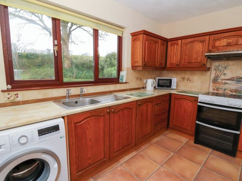 Cottage | Private kitchen | Fridge, highchair, cookware/dishes/utensils