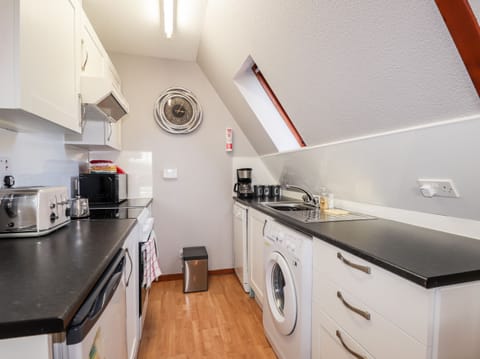 Cottage | Private kitchen | Stovetop, dishwasher, cookware/dishes/utensils