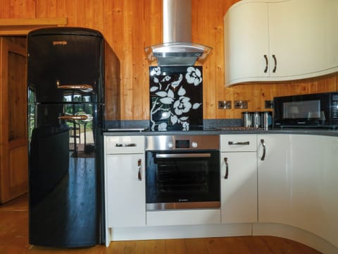 Cottage | Private kitchen | Dishwasher, highchair, cookware/dishes/utensils