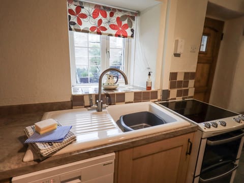 Cottage | Private kitchen | Dishwasher, highchair, cookware/dishes/utensils