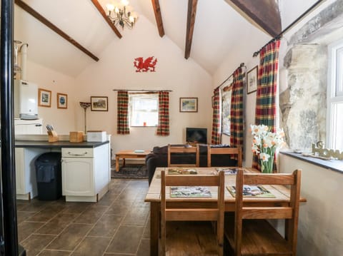 Cottage | Private kitchen | Dishwasher, highchair, cookware/dishes/utensils