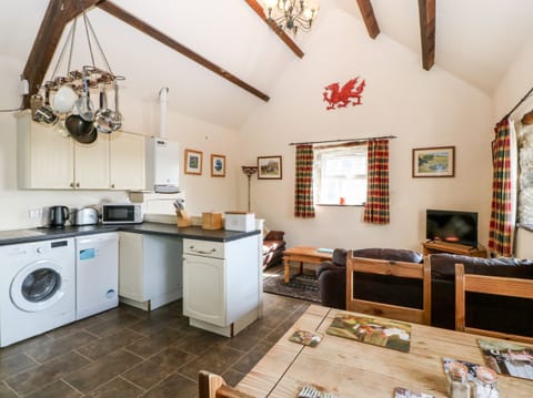 Cottage | Private kitchen | Dishwasher, highchair, cookware/dishes/utensils