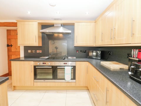 Cottage | Private kitchen | Stovetop, dishwasher, highchair, cookware/dishes/utensils