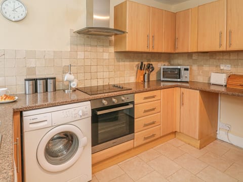 Cottage | Private kitchen | Fridge, stovetop, dishwasher, cookware/dishes/utensils