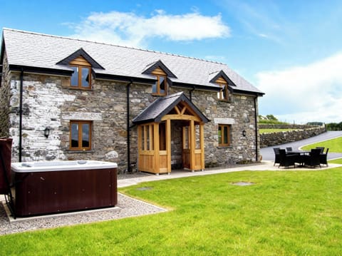 Cottage | Outdoor spa tub