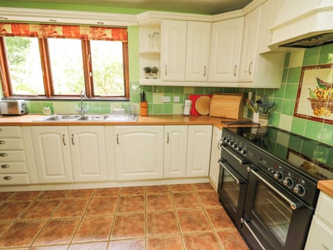 Cottage | Private kitchen | Fridge, dishwasher, highchair, cookware/dishes/utensils