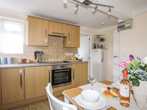 Cottage | Private kitchen | Dishwasher, highchair, cookware/dishes/utensils