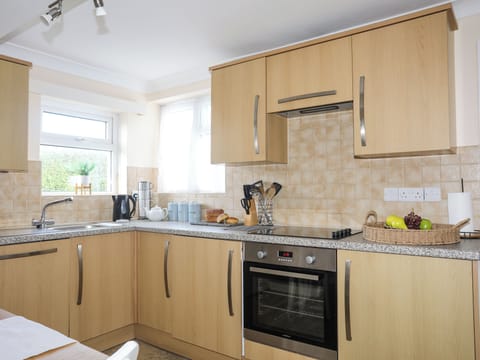 Cottage | Private kitchen | Dishwasher, highchair, cookware/dishes/utensils