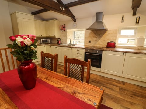 Cottage | Private kitchen | Fridge, microwave, stovetop, dishwasher