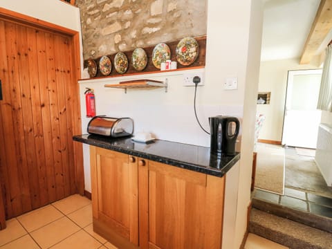 Cottage | Private kitchen | Stovetop, highchair, cookware/dishes/utensils