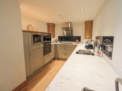 Cottage | Private kitchen | Dishwasher, highchair, cookware/dishes/utensils