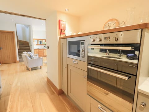 Cottage | Private kitchen | Dishwasher, highchair, cookware/dishes/utensils