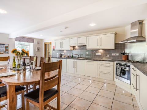 Cottage | Private kitchen | Dishwasher, cookware/dishes/utensils