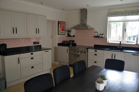 Cottage | Private kitchen | Fridge, dishwasher, electric kettle, toaster