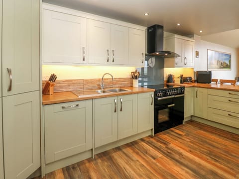 Cottage | Private kitchen | Fridge, dishwasher, highchair, cookware/dishes/utensils