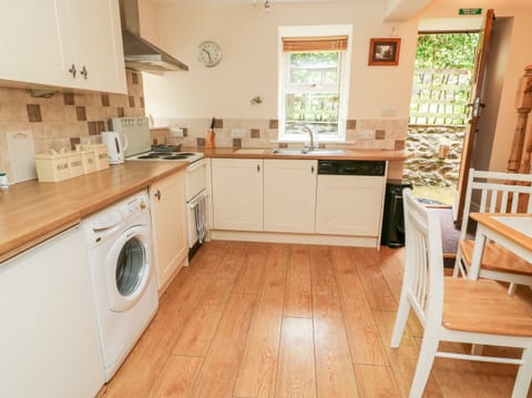 Cottage | Private kitchen | Fridge, dishwasher, toaster, highchair