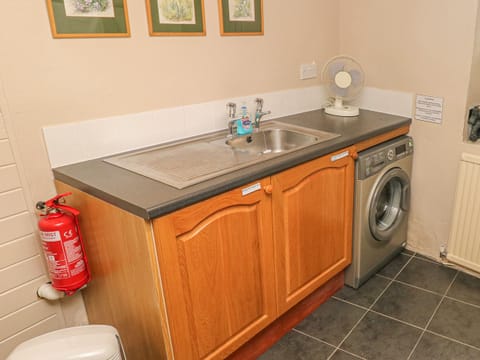 Cottage | Private kitchen | Fridge, dishwasher, highchair, cookware/dishes/utensils