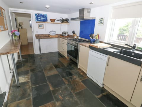 Cottage | Private kitchen | Fridge, microwave, stovetop, dishwasher